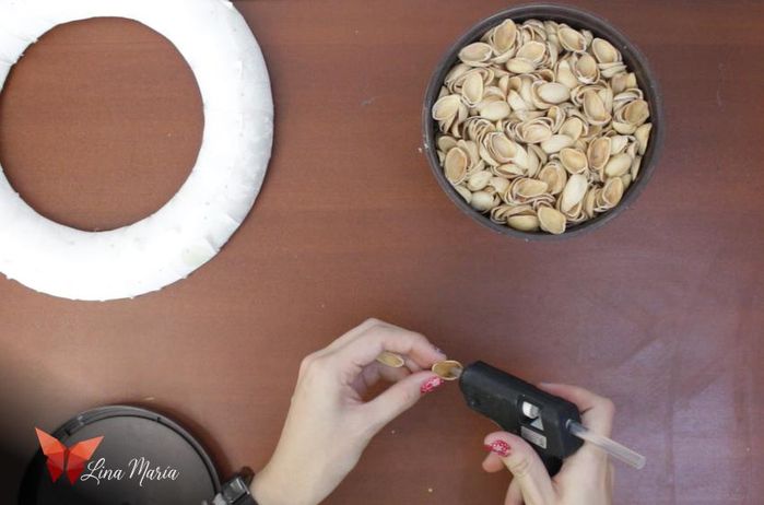 低成本开心果壳圣诞花环DIY教程-第11张图片-趣作屋