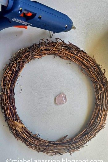 低成本DIY水晶石头花环教程,轻松打造家居装饰-第3张图片-趣作屋 低成本DIY水晶石头花环教程,轻松打造家居装饰-第3张图片-趣作屋