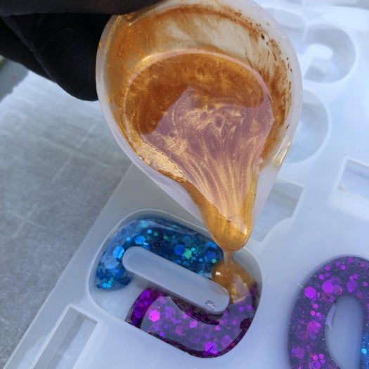 手工制作闪亮树脂字母钥匙扣教程-第12张图片-趣作屋