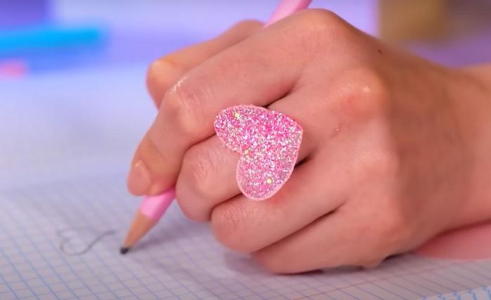 几分钟搞定闪亮DIY闪粉戒指，低成本手工饰品教程-第1张图片-趣作屋