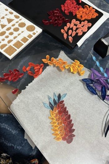 菲律宾卷草纹纸艺教程：手工制作幸运彩绘公鸡装饰-第10张图片-趣作屋