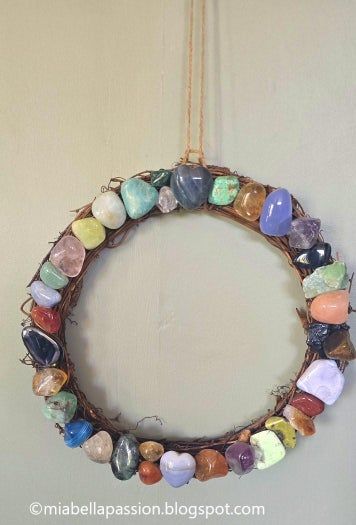 低成本DIY水晶石头花环教程,轻松打造家居装饰-第1张图片-趣作屋 低成本DIY水晶石头花环教程,轻松打造家居装饰-第1张图片-趣作屋