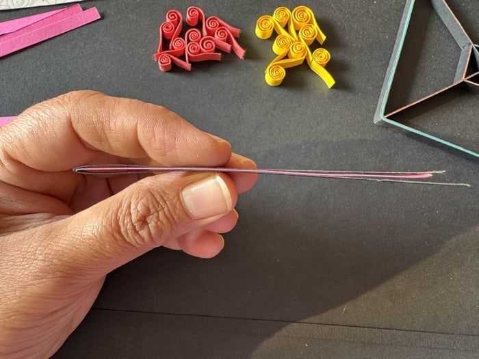 超实用手工教程：用彩色卡纸制作立体卷纸装饰品-第23张图片-趣作屋