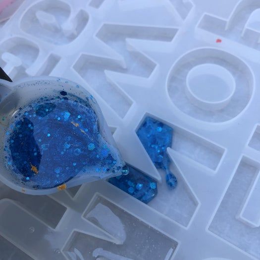 手工制作闪亮树脂字母钥匙扣教程-第10张图片-趣作屋