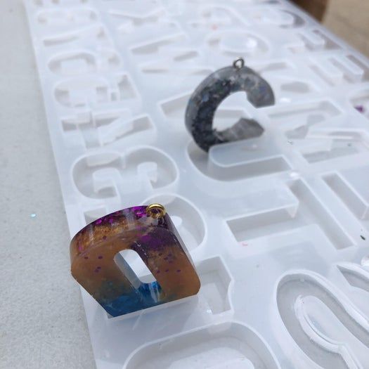 手工制作闪亮树脂字母钥匙扣教程-第43张图片-趣作屋