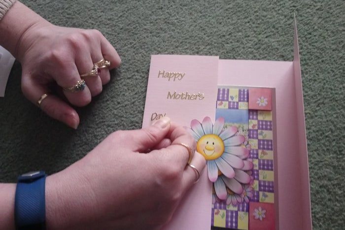 5元手工贺卡教程,母亲节卡片DIY制作指南-第8张图片-趣作屋 5元手工贺卡教程,母亲节卡片DIY制作指南-第8张图片-趣作屋