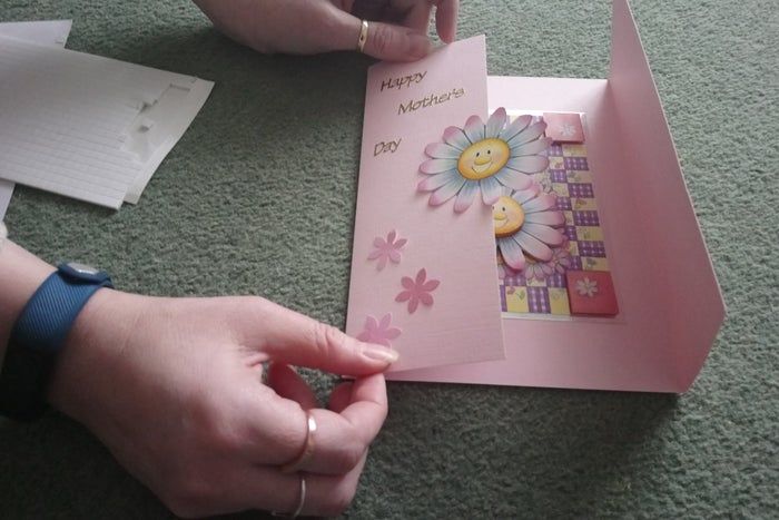 5元手工贺卡教程,母亲节卡片DIY制作指南-第9张图片-趣作屋 5元手工贺卡教程,母亲节卡片DIY制作指南-第9张图片-趣作屋