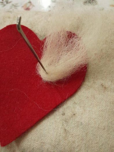 手工制作情人节羊毛心形贺卡和纪念品教程-第10张图片-趣作屋