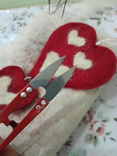 手工制作情人节羊毛心形贺卡和纪念品教程-第25张图片-趣作屋