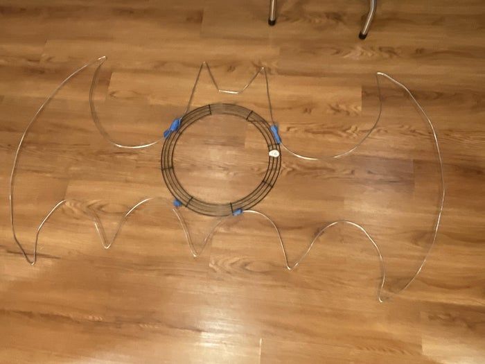 亲子DIY教程:轻松制作蝙蝠侠主题花环-第7张图片-趣作屋 亲子DIY教程:轻松制作蝙蝠侠主题花环-第7张图片-趣作屋