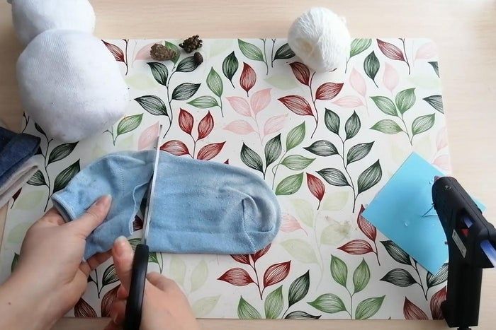 轻松DIY！用袜子棉花制作可爱毛线球雪人-第5张图片-趣作屋