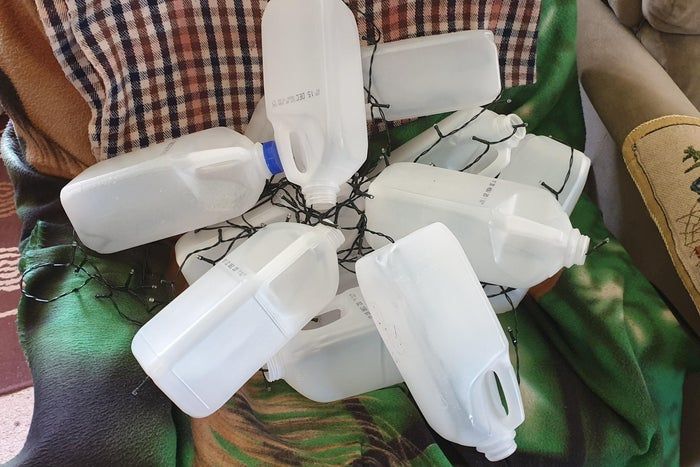 圣诞节创意装饰：太阳能牛奶瓶彩灯制作指南-第7张图片-趣作屋