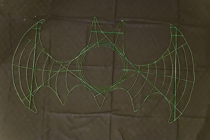 亲子DIY教程:轻松制作蝙蝠侠主题花环-第14张图片-趣作屋 亲子DIY教程:轻松制作蝙蝠侠主题花环-第14张图片-趣作屋