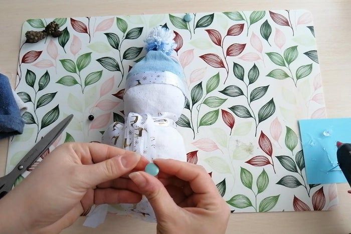 轻松DIY！用袜子棉花制作可爱毛线球雪人-第14张图片-趣作屋