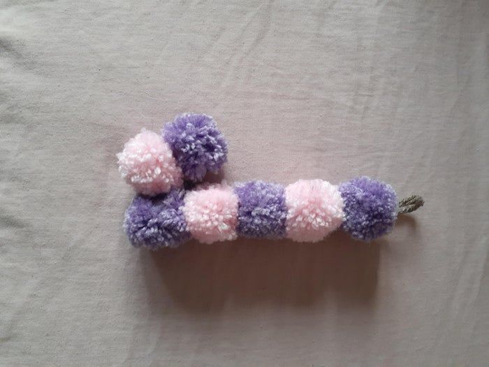 手把手教你制作毛线球花环装饰品-第8张图片-趣作屋