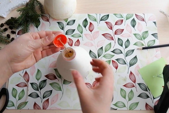 用塑料瓶制作圣诞铃铛的简易教程-第8张图片-趣作屋