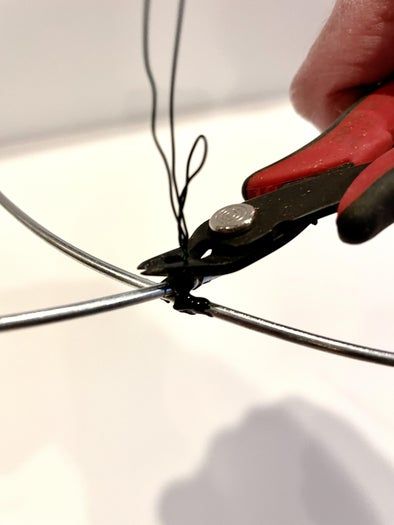 亲子DIY教程:轻松制作蝙蝠侠主题花环-第11张图片-趣作屋