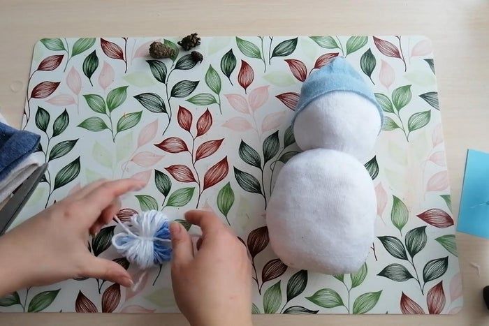 轻松DIY！用袜子棉花制作可爱毛线球雪人-第10张图片-趣作屋