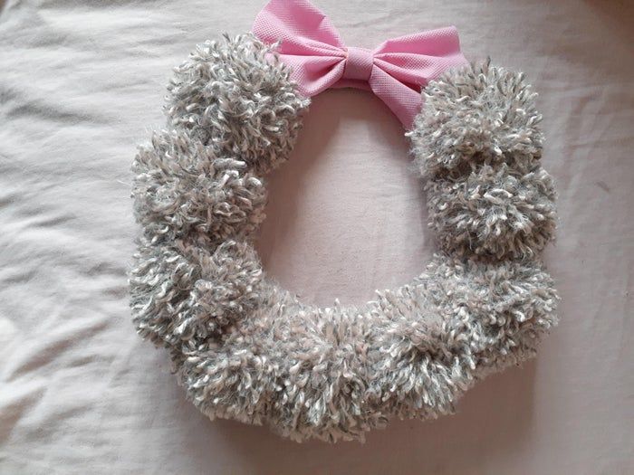 手把手教你制作毛线球花环装饰品-第6张图片-趣作屋