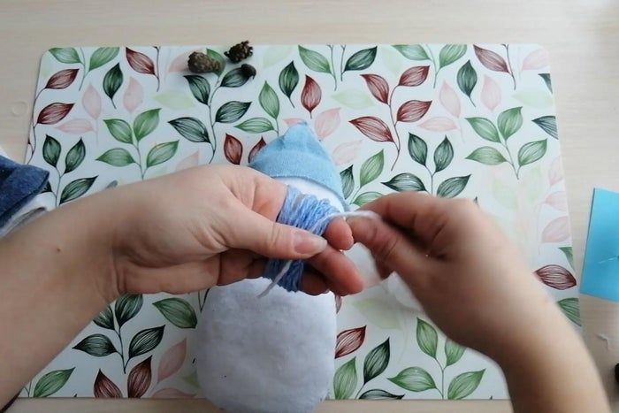 轻松DIY！用袜子棉花制作可爱毛线球雪人-第9张图片-趣作屋