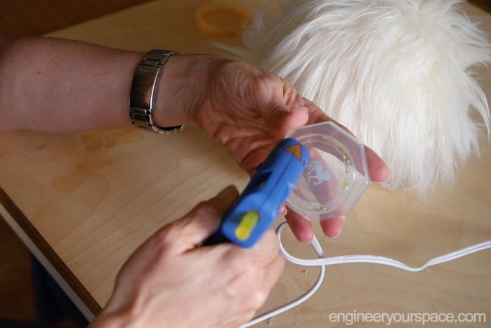 利用家中废料自制圣诞装饰壁炉袜挂架教程-第9张图片-趣作屋