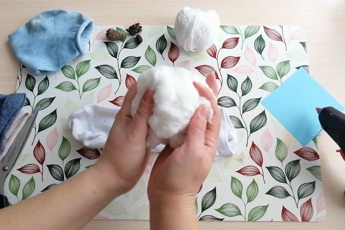 轻松DIY！用袜子棉花制作可爱毛线球雪人-第3张图片-趣作屋