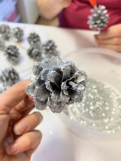 城市居民也能做的趣味松果花环手工教程-第15张图片-趣作屋 城市居民也能做的趣味松果花环手工教程-第15张图片-趣作屋