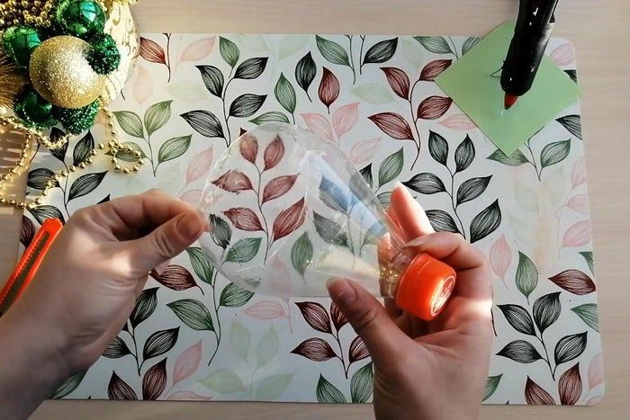 用塑料瓶制作圣诞铃铛的简易教程-第3张图片-趣作屋