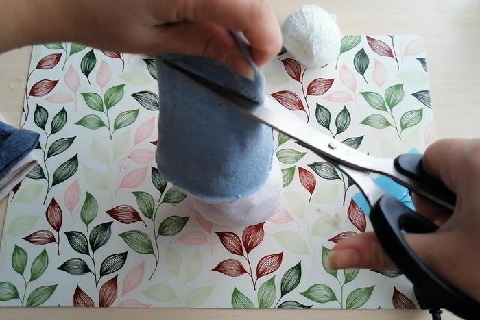 轻松DIY！用袜子棉花制作可爱毛线球雪人-第7张图片-趣作屋