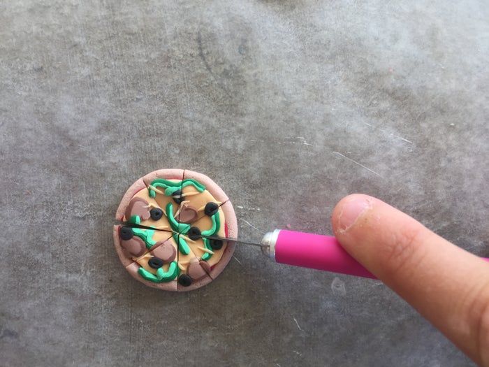 自制迷你披萨吊饰教程-友情项链DIY指南-第29张图片-趣作屋