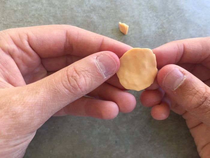 自制迷你披萨吊饰教程-友情项链DIY指南-第12张图片-趣作屋