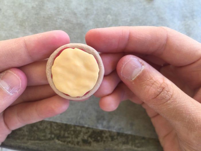 自制迷你披萨吊饰教程-友情项链DIY指南-第13张图片-趣作屋