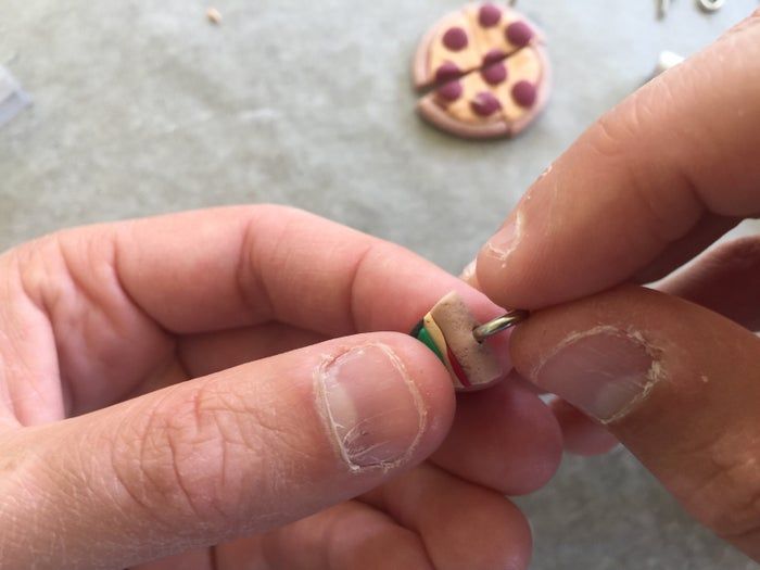 自制迷你披萨吊饰教程-友情项链DIY指南-第31张图片-趣作屋