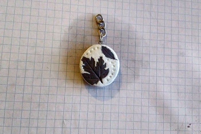 春日手工DIY：剩余陶土制作个性叶脉钥匙扣教程-第11张图片-趣作屋