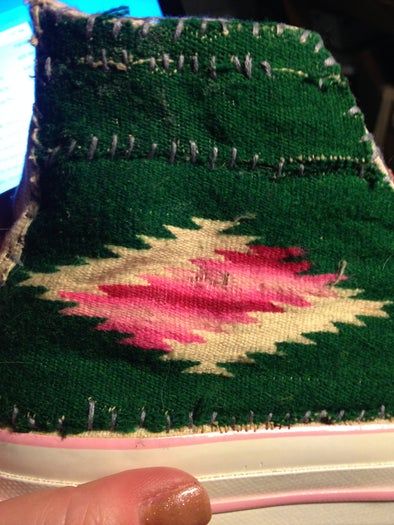 低成本DIY修补匡威鞋教程:用墨西哥毯子打造个性运动鞋-第11张图片-趣作屋 低成本DIY修补匡威鞋教程:用墨西哥毯子打造个性运动鞋-第11张图片-趣作屋