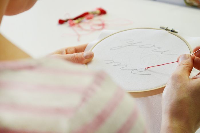 情人节DIY爱心刺绣教程:亲手制作浪漫挂墙艺术品-第7张图片-趣作屋 情人节DIY爱心刺绣教程:亲手制作浪漫挂墙艺术品-第7张图片-趣作屋
