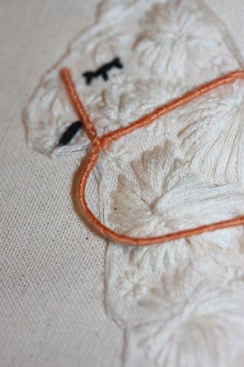 手工刺绣羊驼教程:从毛衣改造到创意手提包装饰-第15张图片-趣作屋 手工刺绣羊驼教程:从毛衣改造到创意手提包装饰-第15张图片-趣作屋