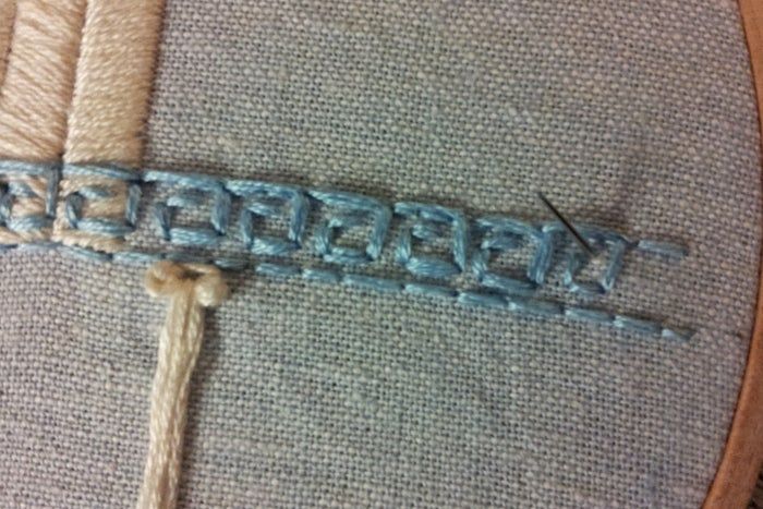 手工刺绣入门教程:掌握回针绣、茎状绣与缎面绣技巧-第9张图片-趣作屋 手工刺绣入门教程:掌握回针绣、茎状绣与缎面绣技巧-第9张图片-趣作屋