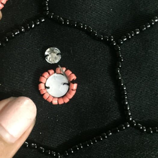 手工刺绣珠片手拿包DIY教程:详细步骤教你制作个性化蜜蜂图案手拿包-第16张图片-趣作屋 手工刺绣珠片手拿包DIY教程:详细步骤教你制作个性化蜜蜂图案手拿包-第16张图片-趣作屋