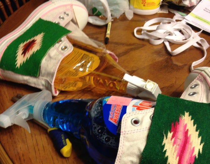 低成本DIY修补匡威鞋教程:用墨西哥毯子打造个性运动鞋-第7张图片-趣作屋 低成本DIY修补匡威鞋教程:用墨西哥毯子打造个性运动鞋-第7张图片-趣作屋