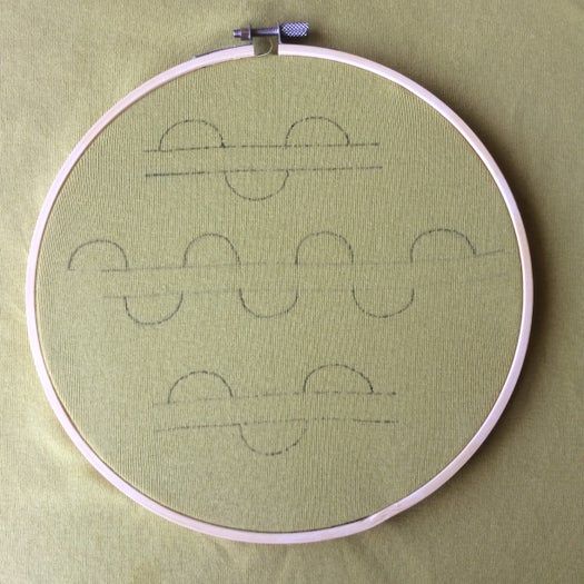 手工刺绣教程：在T恤上绣制靛蓝色图案-第4张图片-趣作屋