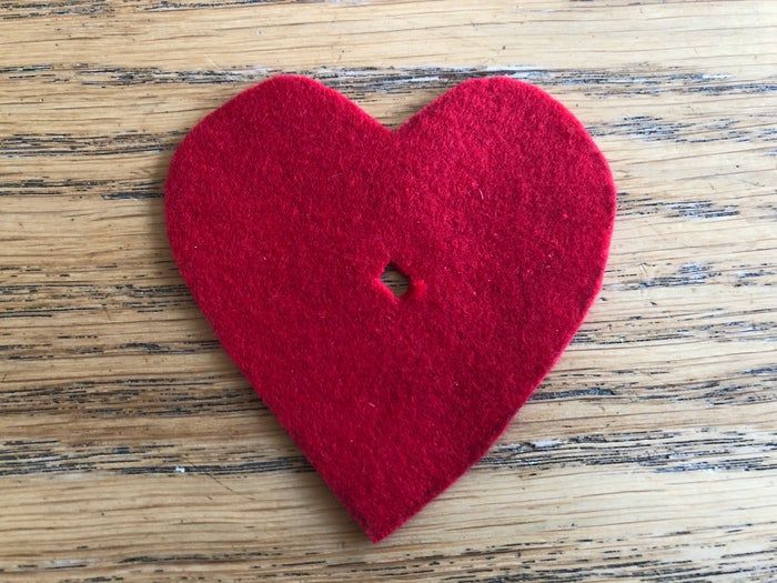 手工制作发光心形布艺教程：用导电线与LED打造个性饰品-第7张图片-趣作屋