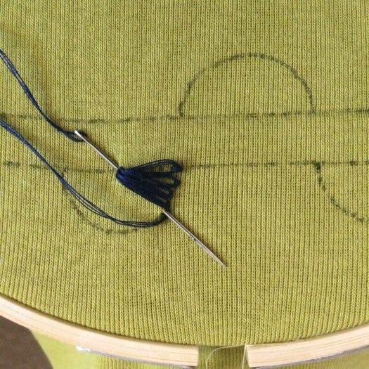 手工刺绣教程：在T恤上绣制靛蓝色图案-第5张图片-趣作屋