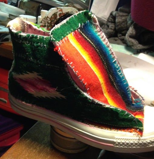 低成本DIY修补匡威鞋教程:用墨西哥毯子打造个性运动鞋-第10张图片-趣作屋 低成本DIY修补匡威鞋教程:用墨西哥毯子打造个性运动鞋-第10张图片-趣作屋