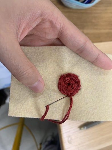 手工刺绣玫瑰教程：打造个性化装饰礼物-第13张图片-趣作屋