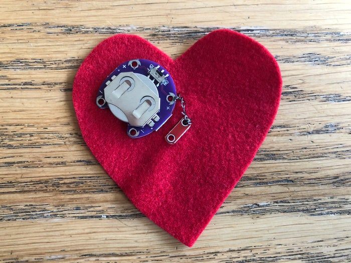 手工制作发光心形布艺教程：用导电线与LED打造个性饰品-第8张图片-趣作屋