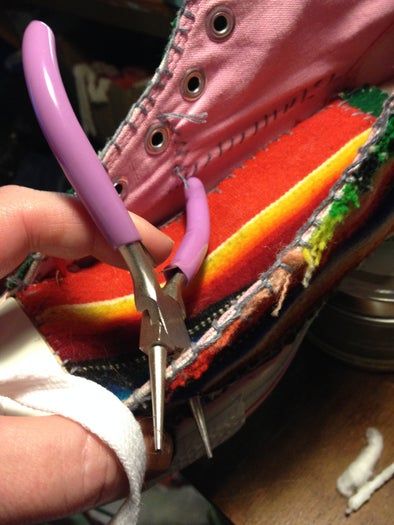 低成本DIY修补匡威鞋教程:用墨西哥毯子打造个性运动鞋-第14张图片-趣作屋 低成本DIY修补匡威鞋教程:用墨西哥毯子打造个性运动鞋-第14张图片-趣作屋