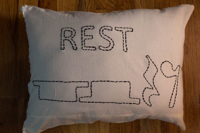 手工刺绣枕头制作教程-第1张图片-趣作屋