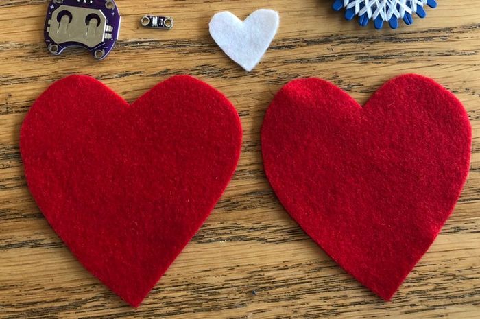 手工制作发光心形布艺教程：用导电线与LED打造个性饰品-第5张图片-趣作屋