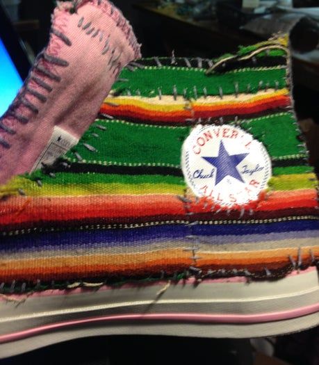 低成本DIY修补匡威鞋教程:用墨西哥毯子打造个性运动鞋-第12张图片-趣作屋 低成本DIY修补匡威鞋教程:用墨西哥毯子打造个性运动鞋-第12张图片-趣作屋